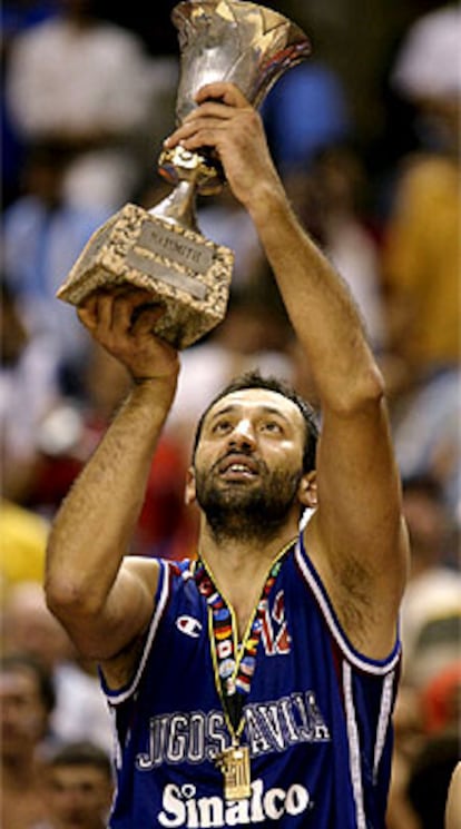 El jugador del equipo yugoslavo Vlade Divac alza la Copa del Mundo.