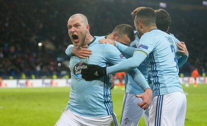 John Guidetti celebra el gol de la victoria logrado por su compañero Cabral.