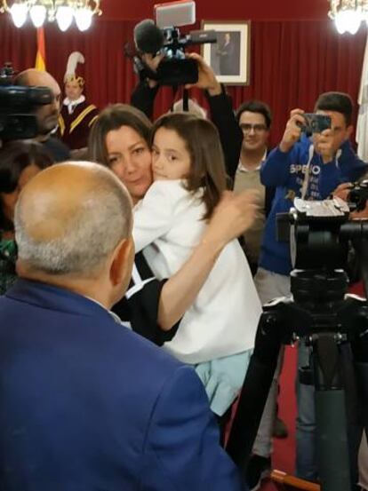 Lara Méndez, con su hija, tras la investidura.