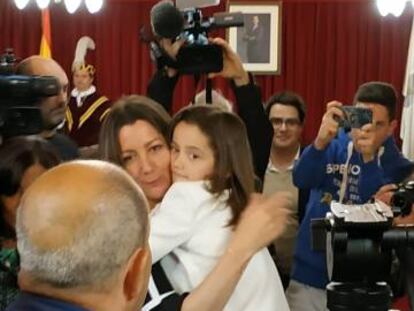 Lara Méndez, con su hija, tras la investidura.