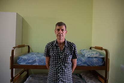 Antonio Chacón, vecino de Monsagro (Salamanca) en una de las habitaciones que el Ayuntamiento de Ciudad Rodrigo ha ofrecido a los desalojados.