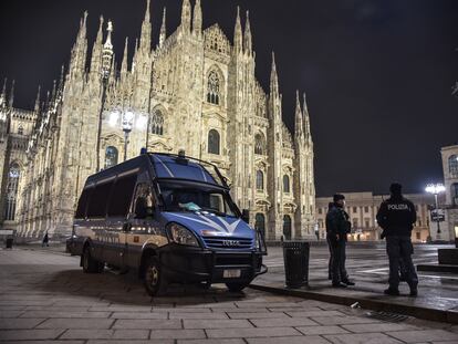 La policía patrulla por la plaza del Duomo (Milán), desierta por el toque de queda durante la pasada Nochevieja.