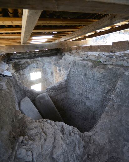 Los arqueólogos localizaron cinco estelas dentro de las tumbas 