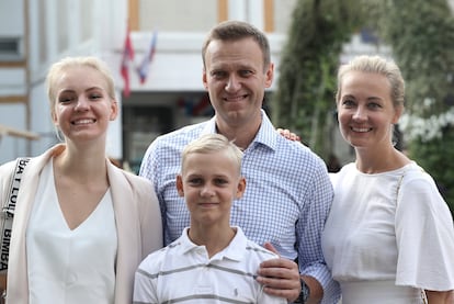 El opositor ruso Alexéi Navalni, junto a su esposa, Yulia, y sus hijos, Daria y Zakhar, tras votar en 2019.