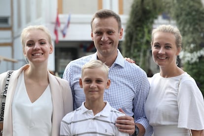 El opositor ruso Alexéi Navalni, junto a su esposa, Yulia, y sus hijos, Daria y Zakhar, tras votar en 2019. 