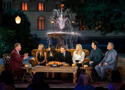 El presentador James Corden, junto al elenco de 'Friends', desde la izquierda, Jennifer Aniston, Courteney Cox, Matthew Perry, Lisa Kudrow, David Schwimmer y Matt LeBlanc, en 'Friends: The Reunion'.