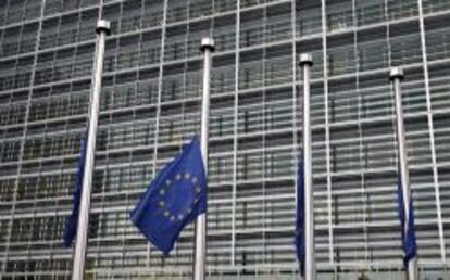 Banderas europeas ondean a media asta en la sede de la Comisión Europea en Bruselas