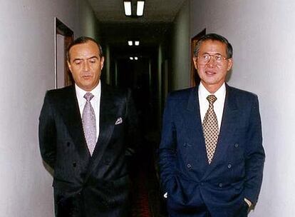 Vladimiro Montesinos (izquierda) y Alberto Fujimori, en la sede del Servicio Nacional de Inteligencia, en 1998.