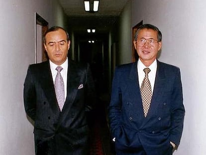 Vladimiro Montesinos (izquierda) y Alberto Fujimori, en la sede del Servicio Nacional de Inteligencia, en 1998.