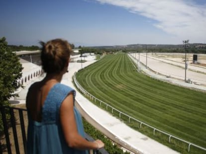 Una persona observa la pista central del hipódromo de la Zarzuela.