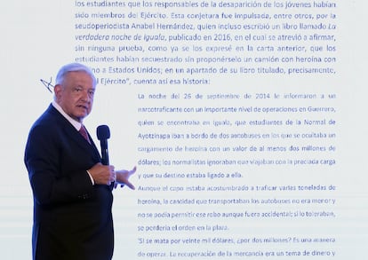 López Obrador lee una carta dirigida a los padres de los 43 estudiantes desaparecidos de Ayotzinapa este miércoles en el Palacio Nacional de Ciudad de México.
