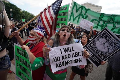 Manifestantes partdarios y contrarios al derecho al aborto se manifiestan este viernes ante la sede del Tribunal Supremo en Washington.