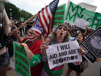 Manifestantes partdarios y contrarios al derecho al aborto se manifiestan este viernes ante la sede del Tribunal Supremo en Washington.