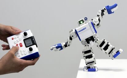 El robot 'Omnibot17u i-SOBOT', de la compañía juguetera japonesa Tomy Company figura en el libro Guinness de los Récords como el robot humanoide más pequeño en producción.