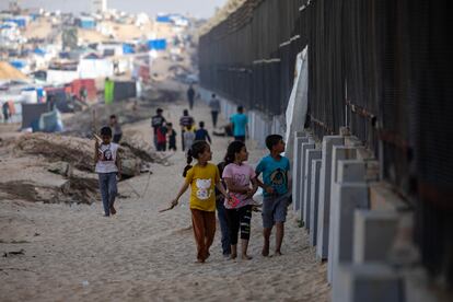 Niños desplazados gazatíes, junto a la barrera fronteriza con Egipto, el pasado marzo.