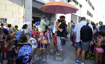 Los alumnos del colegio p&uacute;blico Santa Teresa acuden a clase en ba&ntilde;ador para protestar por el intenso calor en las aulas.