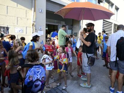 Los alumnos del colegio p&uacute;blico Santa Teresa acuden a clase en ba&ntilde;ador para protestar por el intenso calor en las aulas.