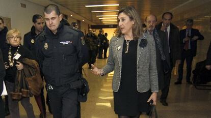 Sonia Gumpert, acompañada por la policía la noche electoral.