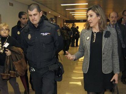 Sonia Gumpert, acompañada por la policía la noche electoral.