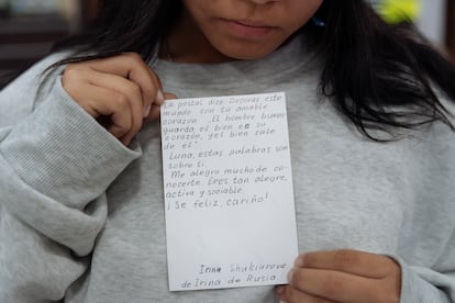 Jennifer muestra una carta que le regaló su compañera  de Rusia, con quien entabló una fuerte amistad en el centro de detención de migrantes.