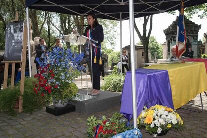 L'alcaldessa de París, Anne Hidalgo, a la cerimònia d'homenatge al fotògraf català Francesc Boix al cementiri Père Lachaise de París.