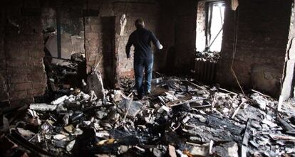 Un hombre entre los escombros de una casa en Donetsk.