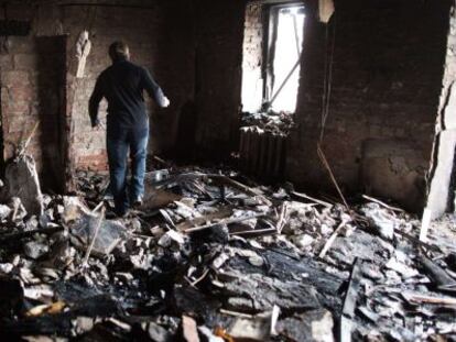 Un hombre entre los escombros de una casa en Donetsk.