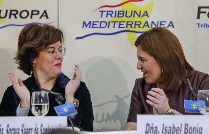 La vicepresidenta Soraya Sáenz de Santamaría y la dirigente del PP valenciano Isabel Bonig.