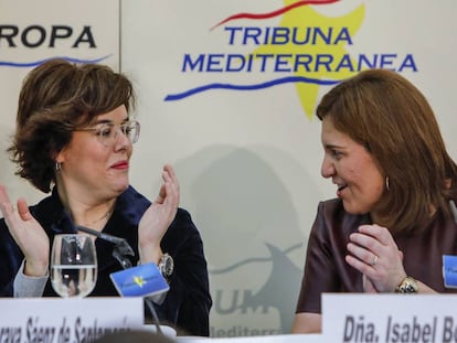 La vicepresidenta Soraya S&aacute;enz de Santamar&iacute;a y la dirigente del PP valenciano Isabel Bonig. 