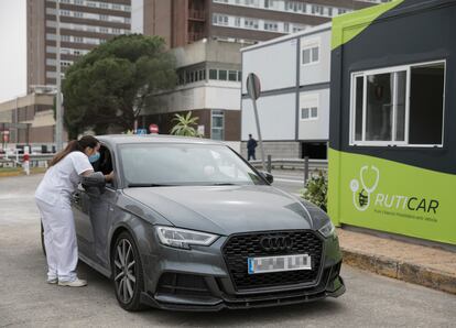 Una sanitaria atiende a un paciente en el RutiCar del hospital Germans Trias de Badalona.