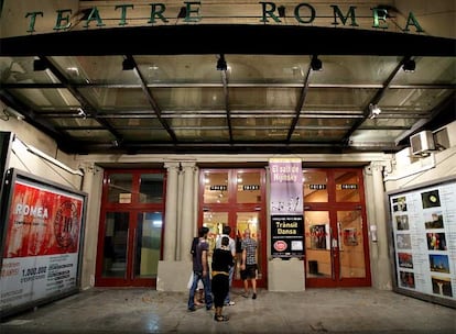 Espectadores, anoche, a la entrada del teatro Romea, uno de los pocos que ofrece espectáculos durante el mes de agosto.