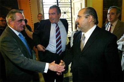 Ramón Rabanera saludó al portavoz del PSE, Juan Carlos Prieto (derecha), tras terminar el pleno.