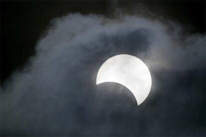 La totalidad del eclipse se ha observado en una franja de 200 kilómetros; ha comenzado en Brasil, antes de avanzar de oeste a este para finalizar al norte de Mongolia. En la imagen, la ciudad suiza de Zurich.