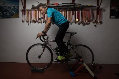 Carlos Soria, entrenándose en bici en el garaje.
