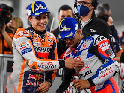 Marc Márquez felicita a Jorge Martín por la 'pole position' conseguida en el GP de Qatar.