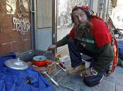 Koldo cocina su comida en la calle del Marqués de Casa Riera.