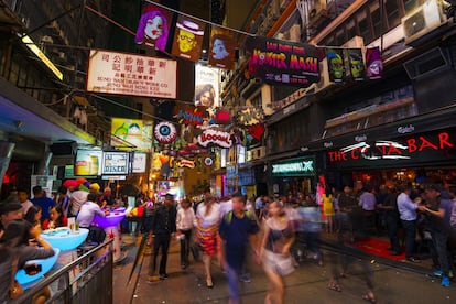 Lan Kwai Fong (en la foto) y el Soho son las zonas nocturnas más frecuentadas por los famosos en Hong Kong. Aquí hay todo tipo de bares: para sibaritas del vino, amantes de los cócteles o de la cultura. Puestos a proponer, está el Stockton (stockton.com.hk), coctelería que evoca el ambiente de un club privado del Londres victoriano. El Tazmania Ballroom (tazmaniaballroom.com) saca mesas de pinpón los martes, jueves y sábados, y su código de vestimenta es de estilo glam-casual. En Kung Lee (Hollywood Road) se sirven infusiones de hierbas y jugo fresco de caña de azúcar de calidad desde 1948. Los locos años 60 nos reciben en el Tai Lung Fung, entre clientela bohemia y licores caseros. Y para probar cerveza local artesanal de barril está el Roundhouse Taproom (roundhouse.com.hk), con 25 variedades, algunas de edición limitada.