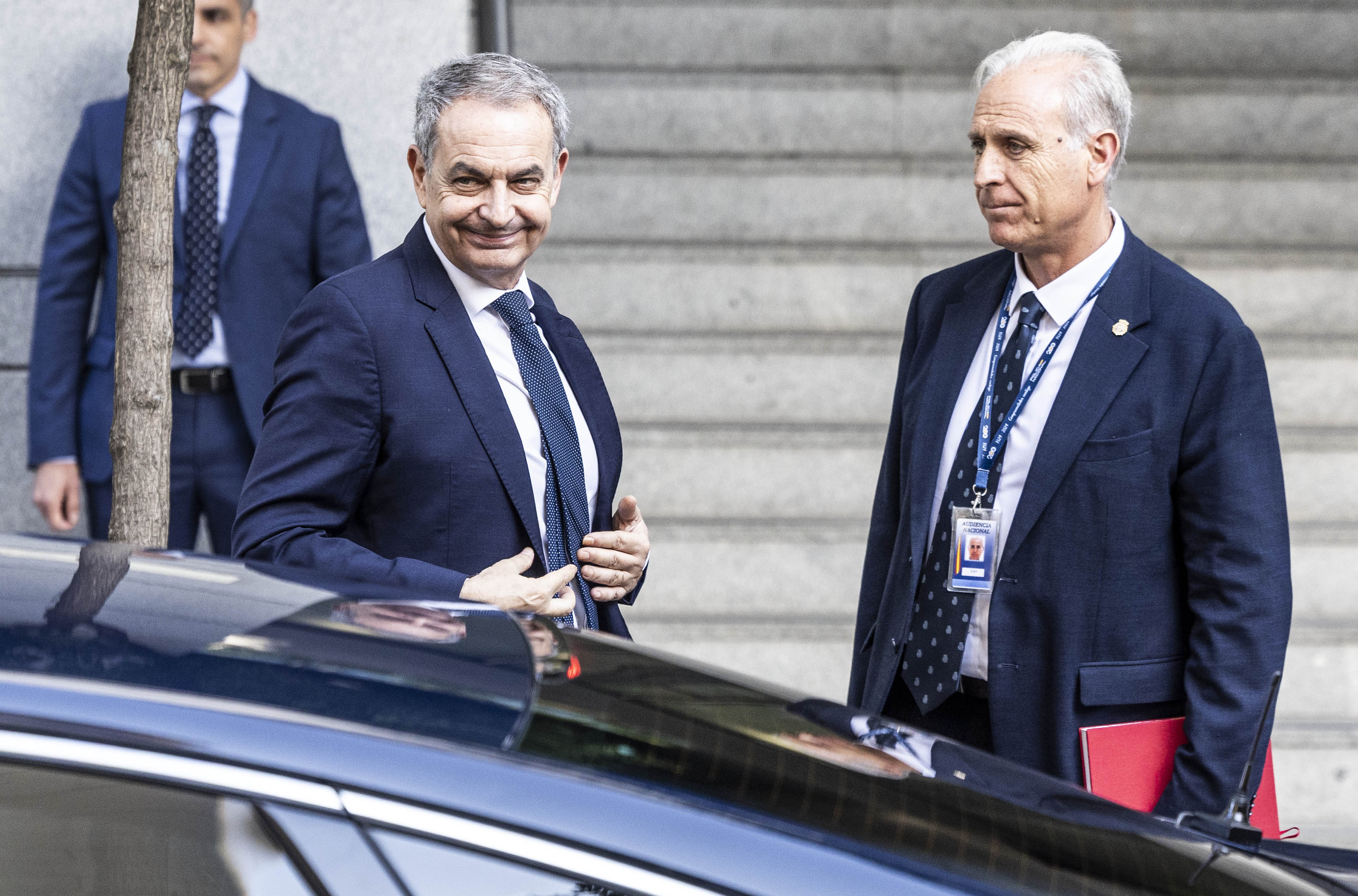 Los movimientos de Zapatero tras la detención de ‘Julito’ por Plus Ultra: “¿De cuándo es la primera factura de Análisis Relevante?”