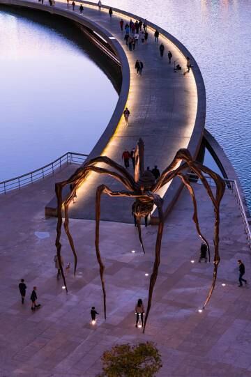 'Mamá', obra de Louise Bourgeois junto al museo Guggenheim de Bilbao.