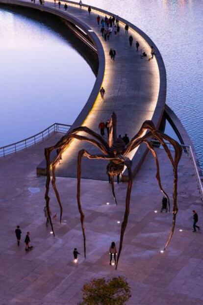 'Mamá', obra de Louise Bourgeois junto al museo Guggenheim de Bilbao.