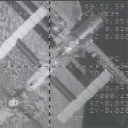 La nave 'Soyuz' se aproxima a la ISS en una imagen tomada de la televisión.
