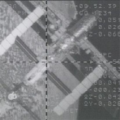 La nave &#39;Soyuz&#39; se aproxima a la ISS en una imagen tomada de la televisión.