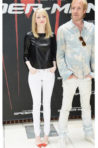 En Nueva York, más informal, con jeans pitillo de Rag & Bone y top de cuero de J. Brand.