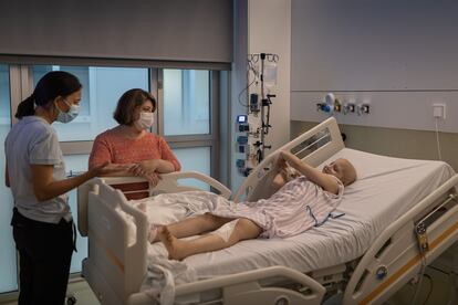 La fisioterapeuta Núria Padrós conversa con Isolda Creixell, hospitalizada en el centro, y su madre, Núria Font.
