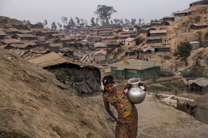 O número de refugiados que chegou aos campos de Cox’s Bazar, em Bangladesh, quase alcança um milhão de pessoas, dos quais quase a metade é de crianças.