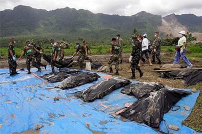 Soldados filipinos recogen cadáveres en Guinsaugon, tres días después del deslizamiento.