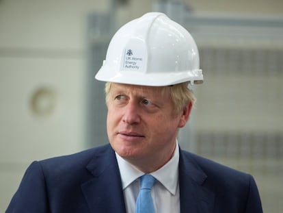 O primeiro-ministro britânico, Boris Johnson, durante uma visita ao centro de pesquisas Fulham, nesta quinta-feira.