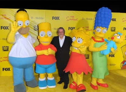 La familia Simpson, con su creador, Matt Groening.
