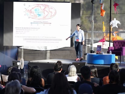 Cristina Dorador, profesora de la Universidad de Antofagasta en el Festival de Ciencia Puerto Ideas en Antofagasta, Chile.