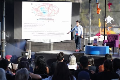 Cristina Dorador, profesora de la Universidad de Antofagasta en el Festival de Ciencia Puerto Ideas en Antofagasta, Chile.